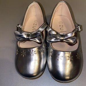 Silver Zula shoes, Size 7c.